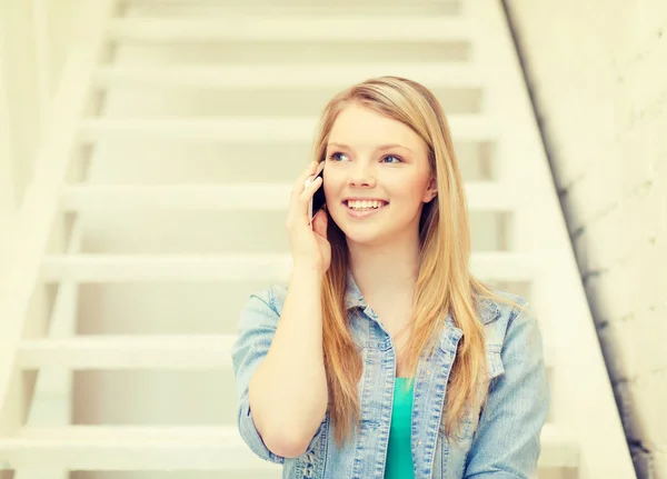 Uśmiechający się kobiet student z smartphone — Zdjęcie stockowe