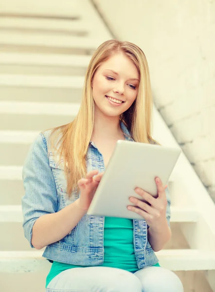 Sorridente estudante do sexo feminino com computador tablet pc — Fotografia de Stock