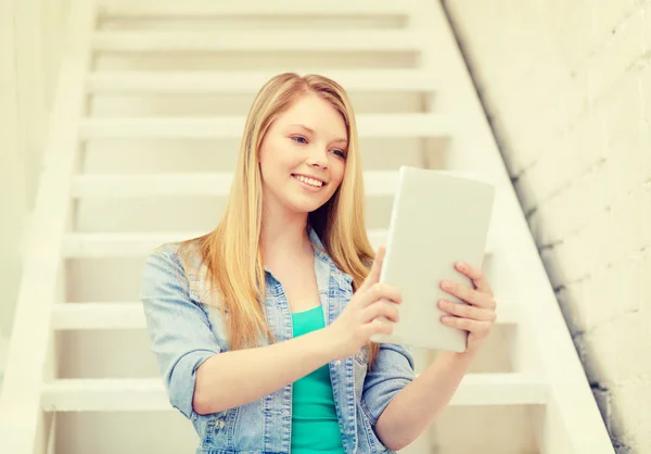 Hymyilevä naispuolinen opiskelija tablet-tietokone — kuvapankkivalokuva