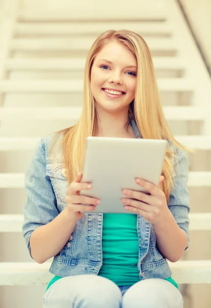 Leende kvinna student med tablet pc-dator — Stockfoto