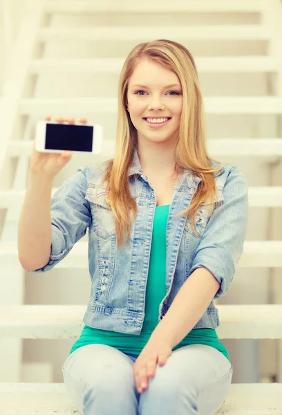 Lachende student met smartphone leeg scherm — Stockfoto