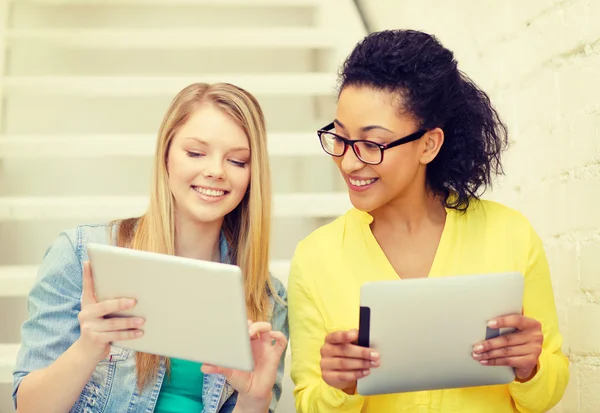 Smiling female students with tablet pc computer — Stock Photo, Image