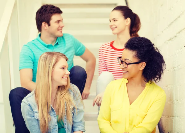 Smiling teenagers hanging out — Stock Photo, Image