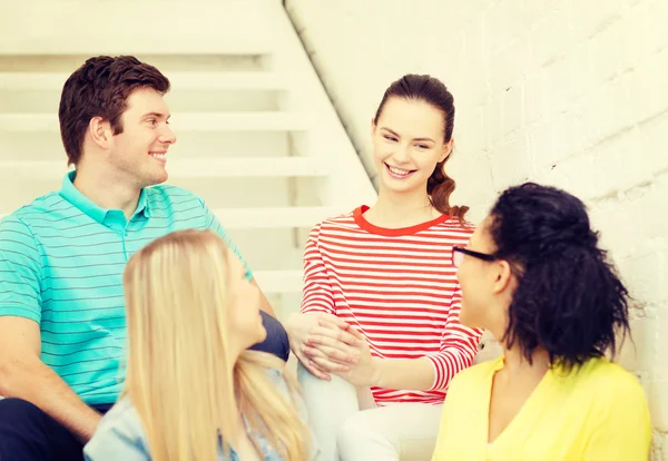 Sorridente adolescenti appendere fuori — Foto Stock