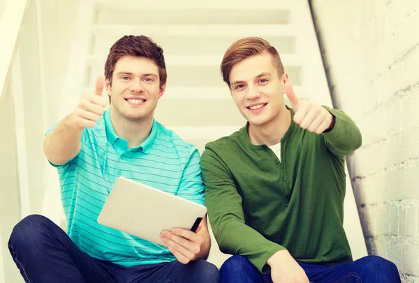 Sorrindo estudantes do sexo masculino com computador tablet pc — Fotografia de Stock