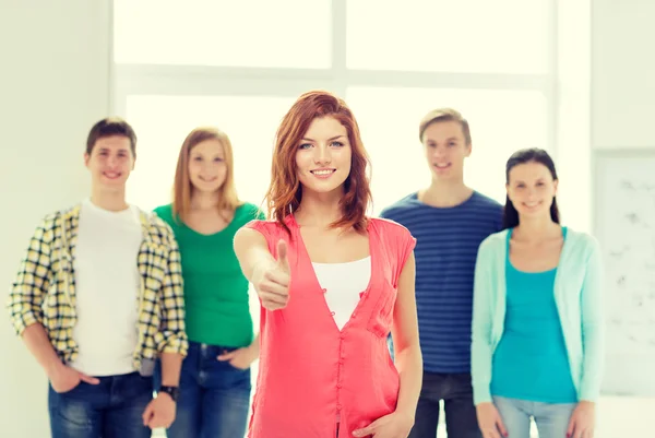Sorrindo estudantes com adolescente na frente — Fotografia de Stock