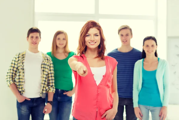 Étudiants avec adolescent en face de vous pointant du doigt — Photo