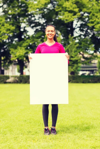 Usmívající se dospívající dívka s prázdnou bílou tabuli — Stock fotografie
