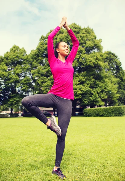 Lachende african american vrouw buitenshuis uitoefening — Stockfoto