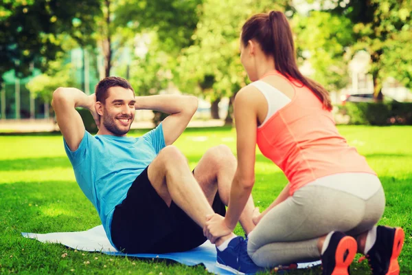 Homme souriant faisant des exercices sur tapis à l'extérieur — Photo