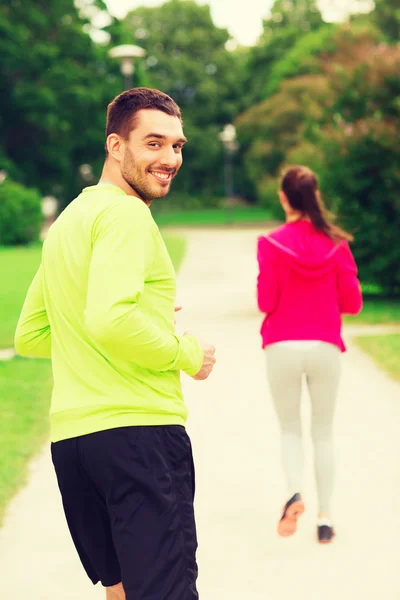 Sorridente coppia correre all'aperto — Foto Stock