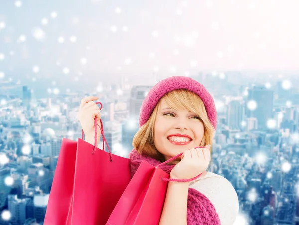 Uśmiechnięta młoda kobieta z torby na zakupy — Zdjęcie stockowe