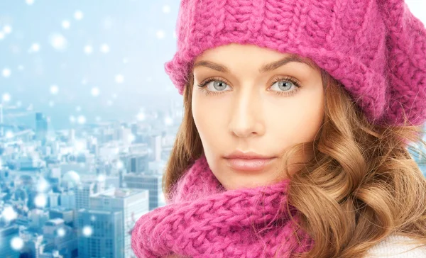 Nahaufnahme einer jungen Frau in Winterkleidung — Stockfoto