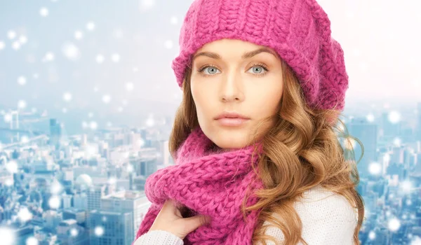 Primo piano di giovane donna in abiti invernali — Foto Stock