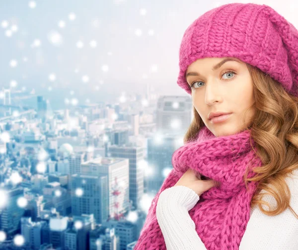 Young woman in winter clothes — Stock Photo, Image