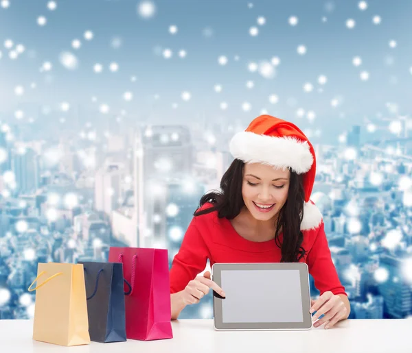 Smiling woman with shopping bags and tablet pc — Stock Photo, Image