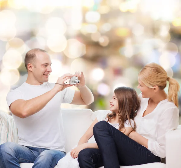 Famiglia felice con macchina fotografica a casa — Foto Stock