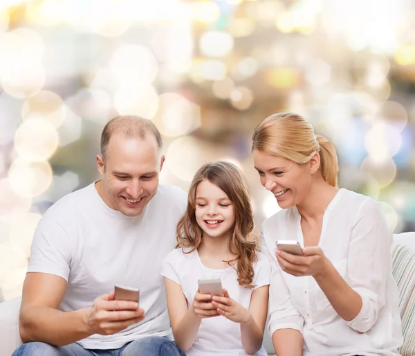 Onnellinen perhe älypuhelimilla — kuvapankkivalokuva
