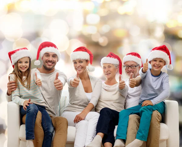 Familia feliz sentado en el sofá —  Fotos de Stock