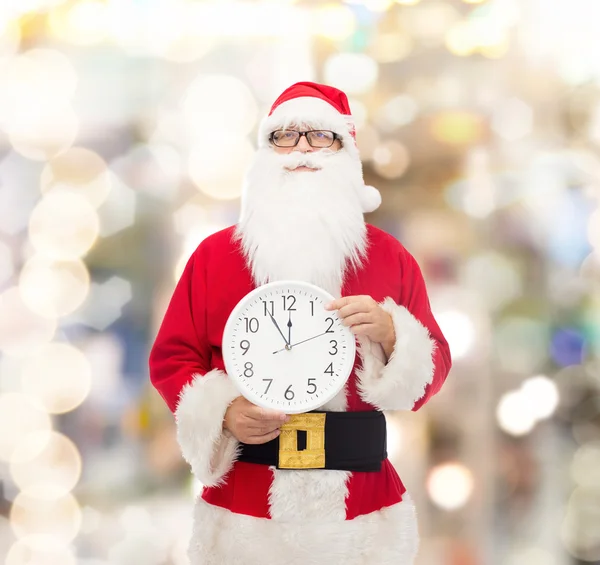 在时钟的圣诞老人服装的人 — 图库照片