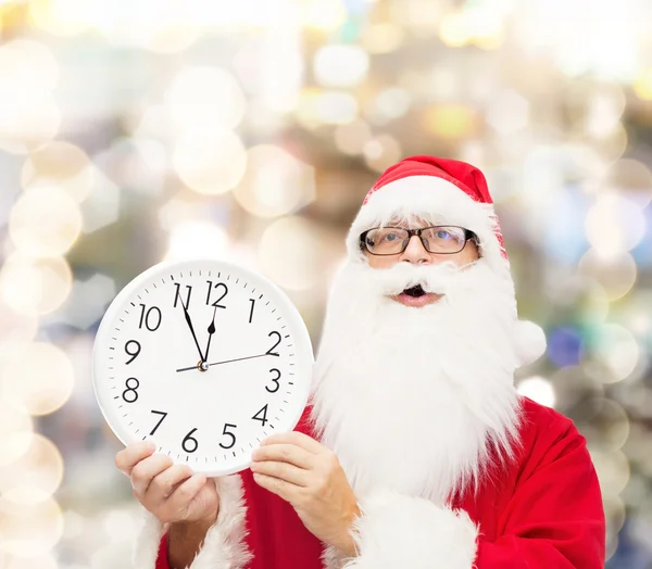 Homme en costume de Père Noël claus avec horloge — Photo