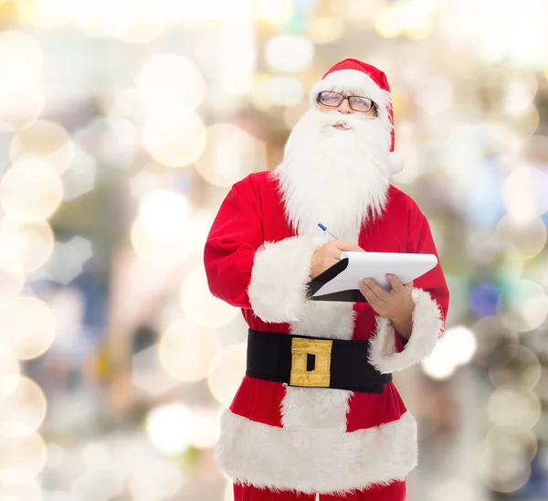 Людина в костюмі Санта Клауса з блокнотом — стокове фото