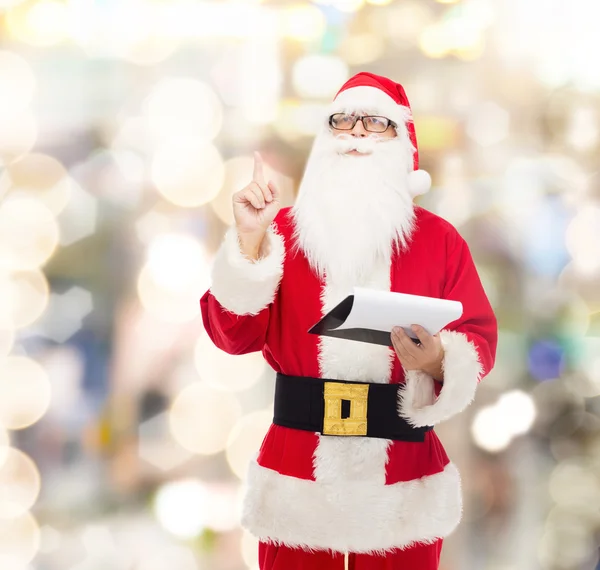 Homme en costume de Père Noël claus avec bloc-notes — Photo