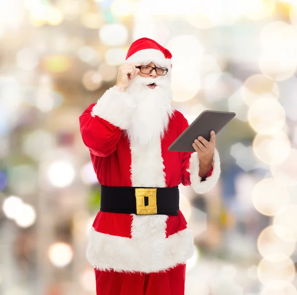 Homme en costume de Père Noël claus avec tablette pc — Photo