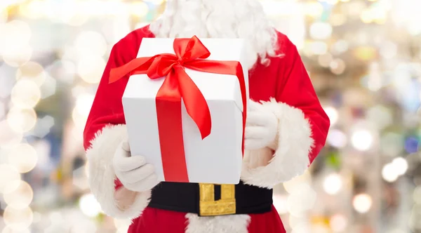 Adam Noel Baba kostümlü hediye kutusu ile — Stok fotoğraf