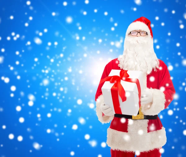 Hombre disfrazado de santa claus con caja de regalo — Foto de Stock