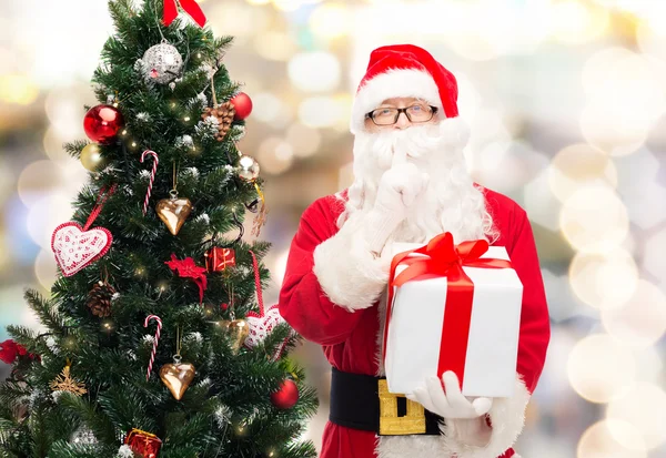 Homme en costume de Père Noël claus avec boîte cadeau — Photo