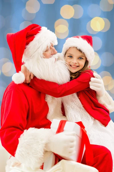 Sorrindo menina com santa claus — Fotografia de Stock