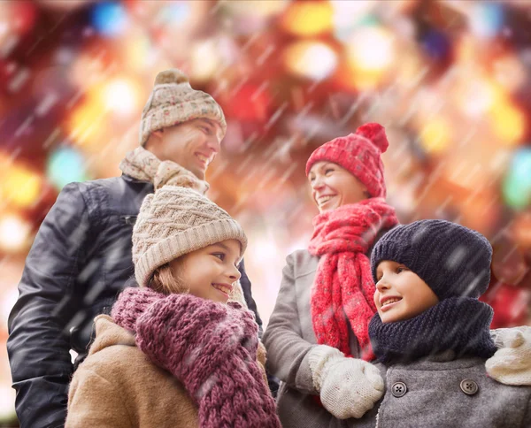 Счастливая семья в зимней одежде на открытом воздухе — стоковое фото
