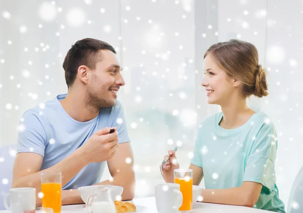 Coppia sorridente che fa colazione a casa — Foto Stock