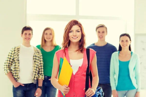 Estudiantes sonrientes con adolescente en frente Fotos de stock