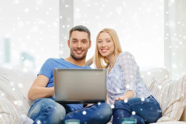 Smiling happy couple with laptop at home — Stock Photo, Image