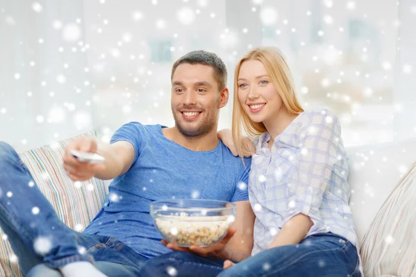 Sorrindo casal assistindo tv em casa — Fotografia de Stock