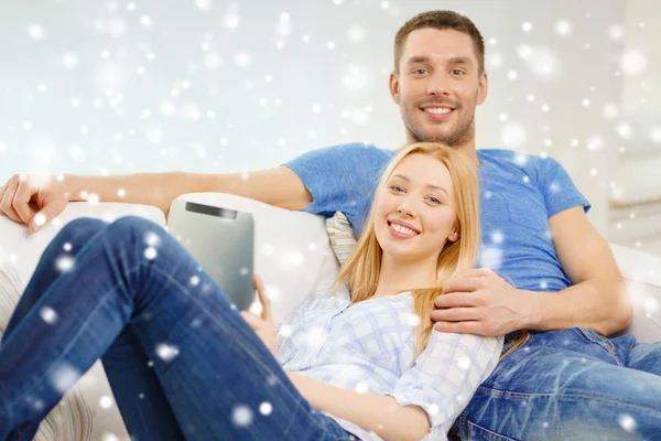 Sonriendo feliz pareja con la tableta PC en casa —  Fotos de Stock