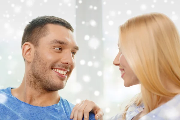 Feliz pareja abrazándose en casa — Foto de Stock