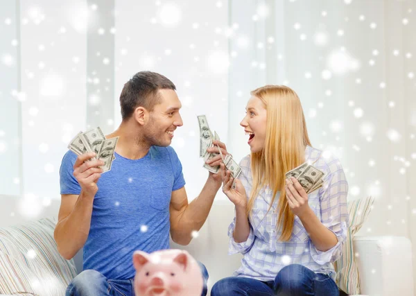 お金と piggybank 家庭で幸せなカップル — ストック写真