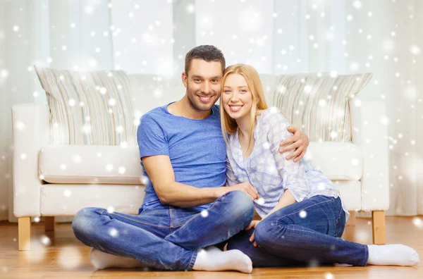 Feliz casal abraçando em casa — Fotografia de Stock