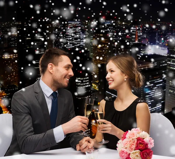 Smiling couple at restaurant — Stock Photo, Image