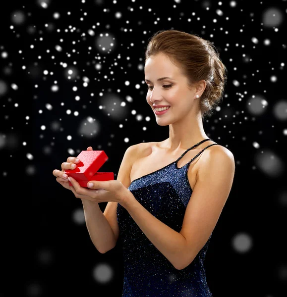 Mujer sonriente sosteniendo caja de regalo roja —  Fotos de Stock