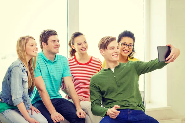 Estudiantes sonrientes haciendo foto con la tableta PC —  Fotos de Stock