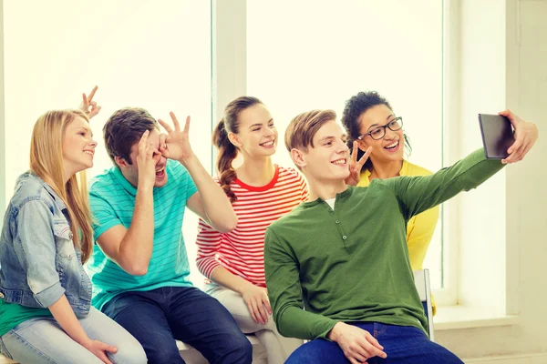 Estudiantes sonrientes haciendo foto con la tableta PC —  Fotos de Stock