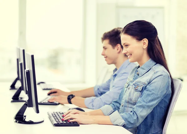 Два улыбающихся студента в компьютерном классе — стоковое фото