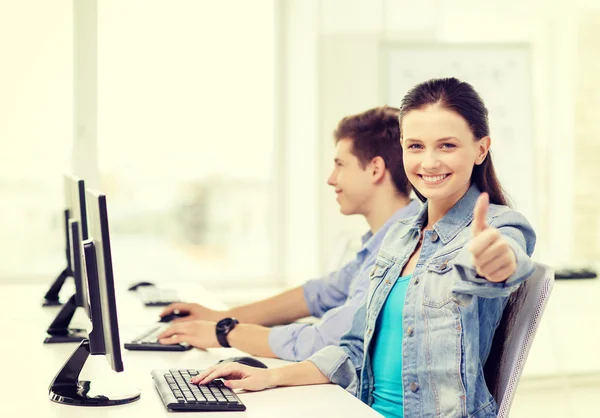 Deux étudiants souriants en classe d'informatique — Photo