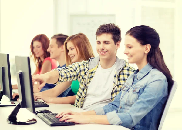 Studente donna con compagni di classe in classe di computer — Foto Stock