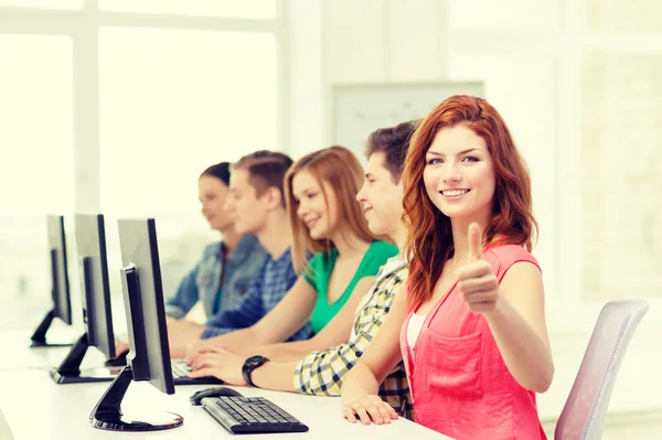 Kvinnlig student med klasskamrater i datorn klass — Stockfoto
