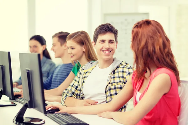 Estudantes sorridentes em aula de informática na escola — Fotografia de Stock